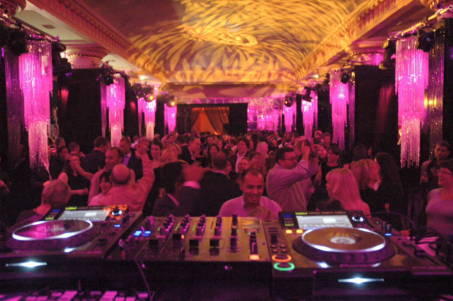 DJ para casamento, DJ de festa, Música para casamento, DJ para eventos, Música para festa de casamento, DJ profissional, DJ para cerimônia, DJ para recepção de casamento, DJ para festa de debutante, DJ para festa de formatura, DJ para eventos corporativos, DJ para festa de aniversário, Som e iluminação para festas, Empresa de DJ para casamentos, DJ para festa temática, DJ para festa LGBT, DJ para festa de casamento ao ar livre, DJ para festa em casa, Música para casamento religioso, Música para cerimônia de casamento.